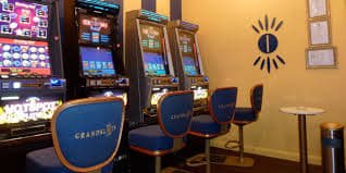 Người chơi Việt Nam thao tác game nổ hũ trên điện thoại cảm ứng